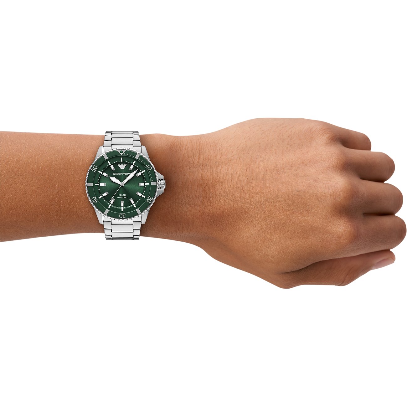 Eine Emporio Armani Herrenuhr aus Edelstahl mit grünem Zifferblatt und Lünette, wird am Handgelenk getragen.