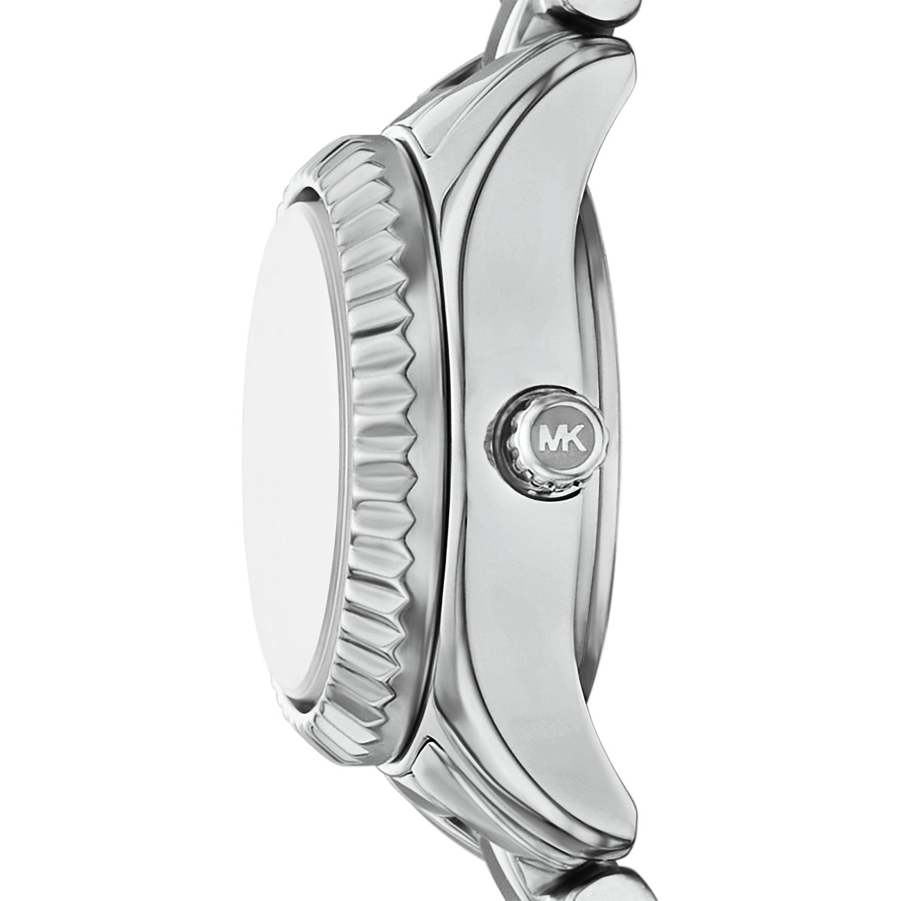 Sidovy av en Michael Kors klocka i rostfritt stål med MK-logotypen centrerad på kronan.