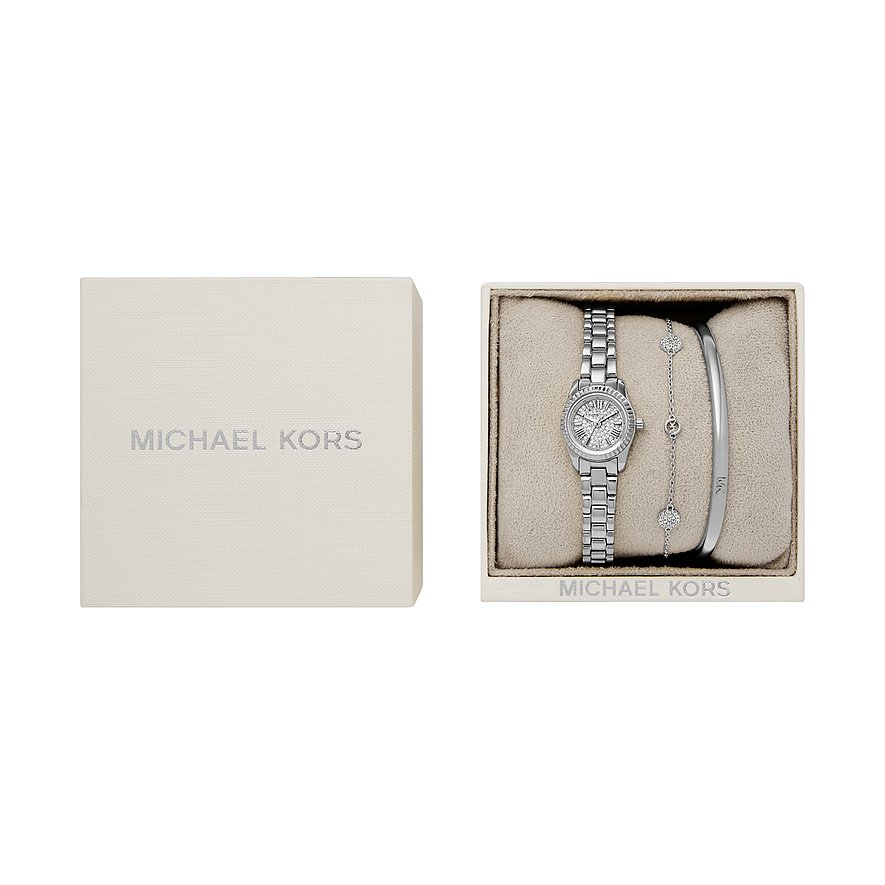 Ett Michael Kors-set: silverfärgad kvartsklocka och två armband i rostfritt stål, i en ljusbrun låda.