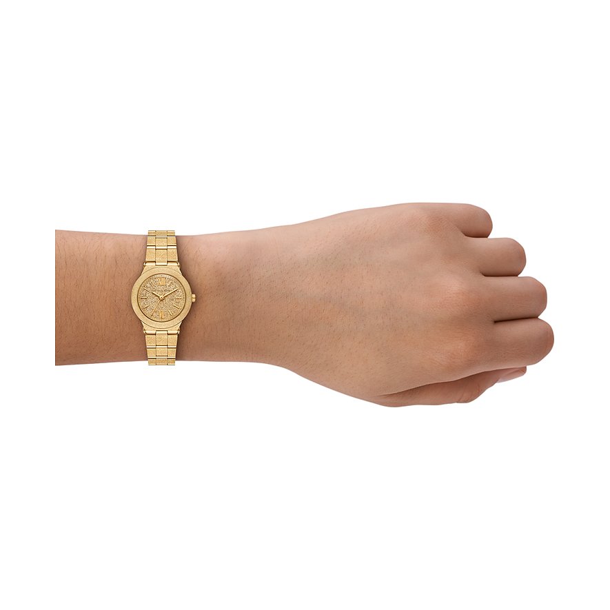 Am Handgelenk getragene goldfarbene Michael Kors Damenuhr aus Edelstahl mit glitzerndem Zifferblatt.