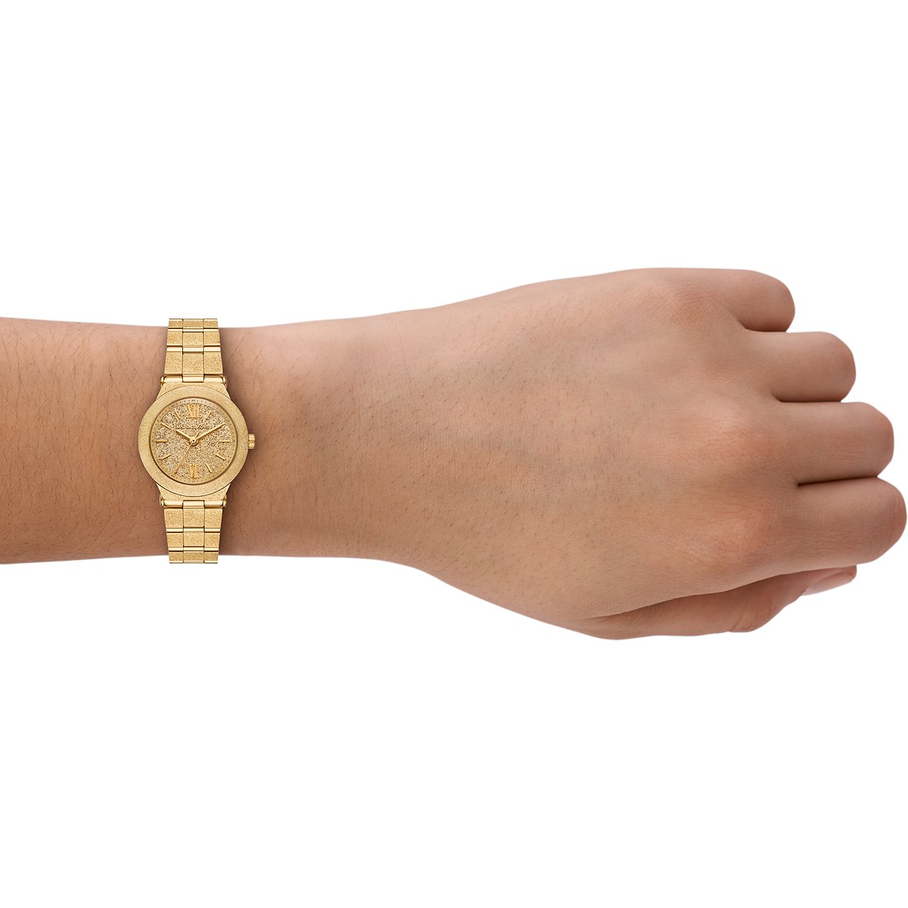 Am Handgelenk getragene goldfarbene Michael Kors Damenuhr aus Edelstahl mit glitzerndem Zifferblatt.