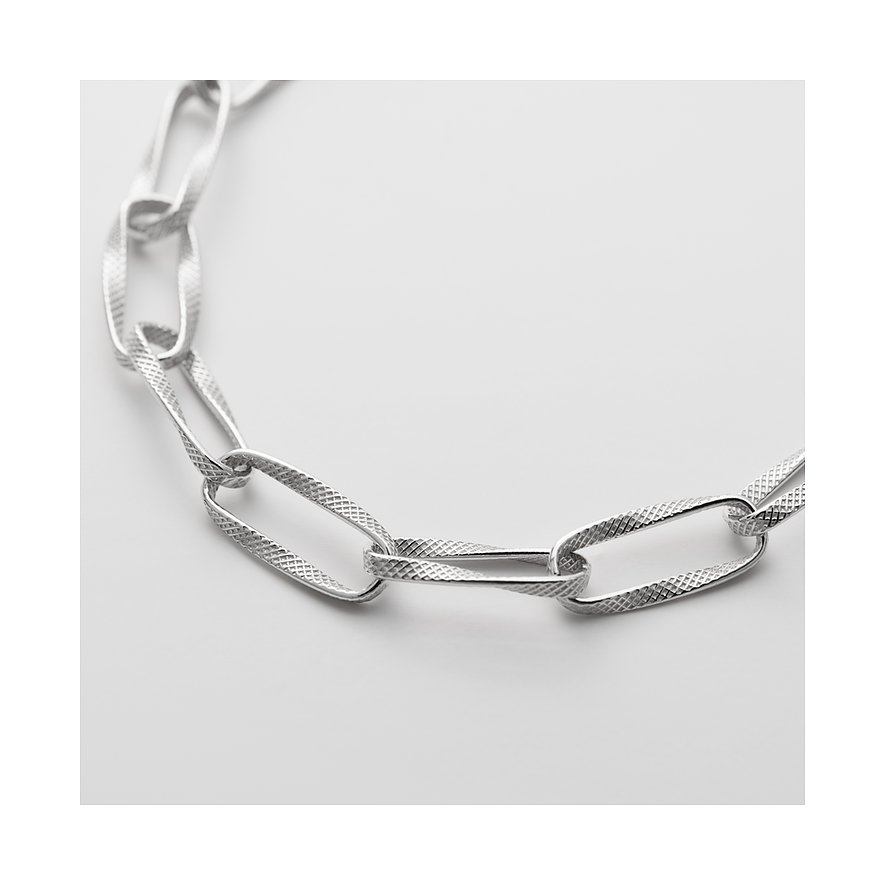 Närbild av ett CHRIST-armband i återvunnet 925 silver. De ovala länkarna har en präglad textur.