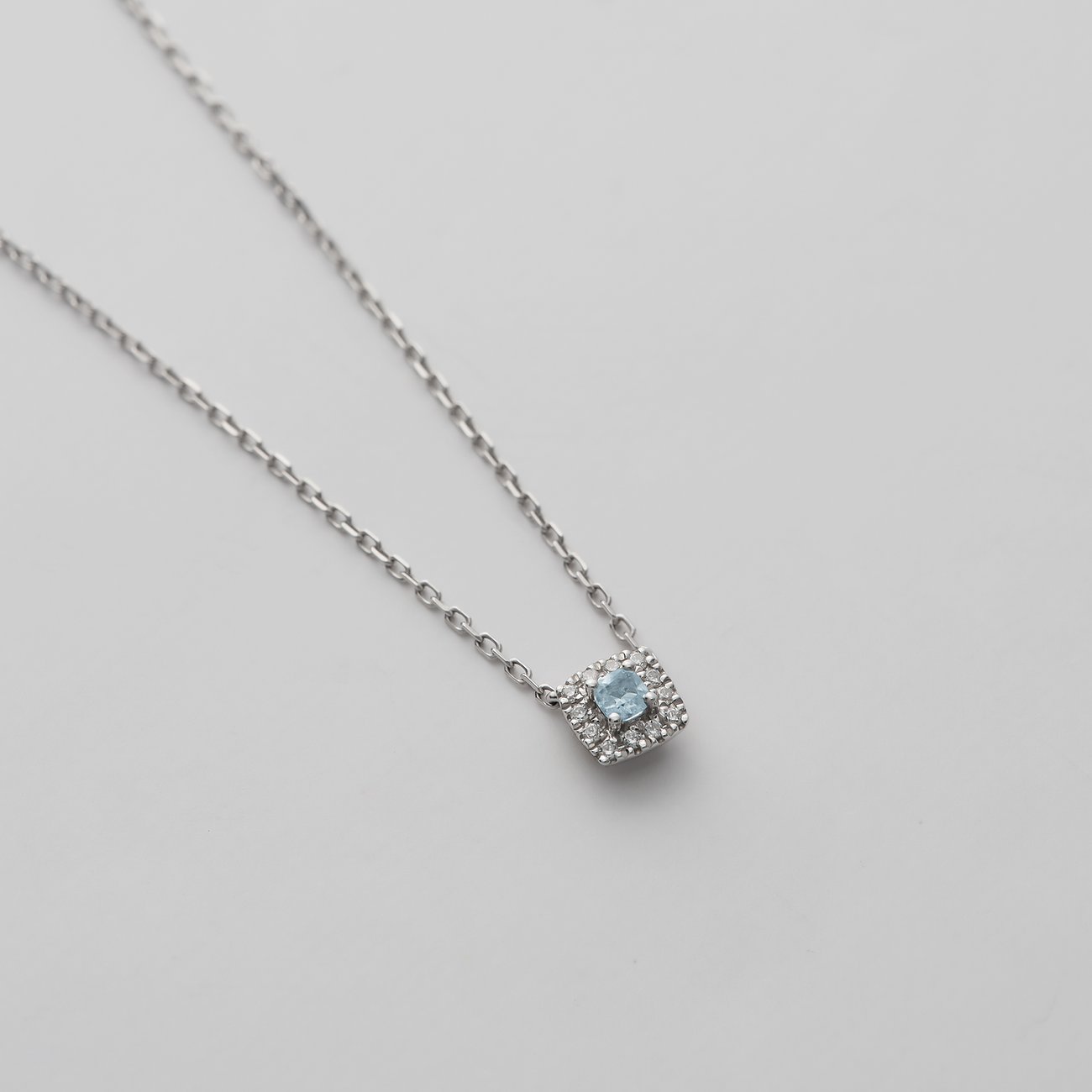 CHRIST damhalsband i 585 vitguld med ett gnistrande topashänge.