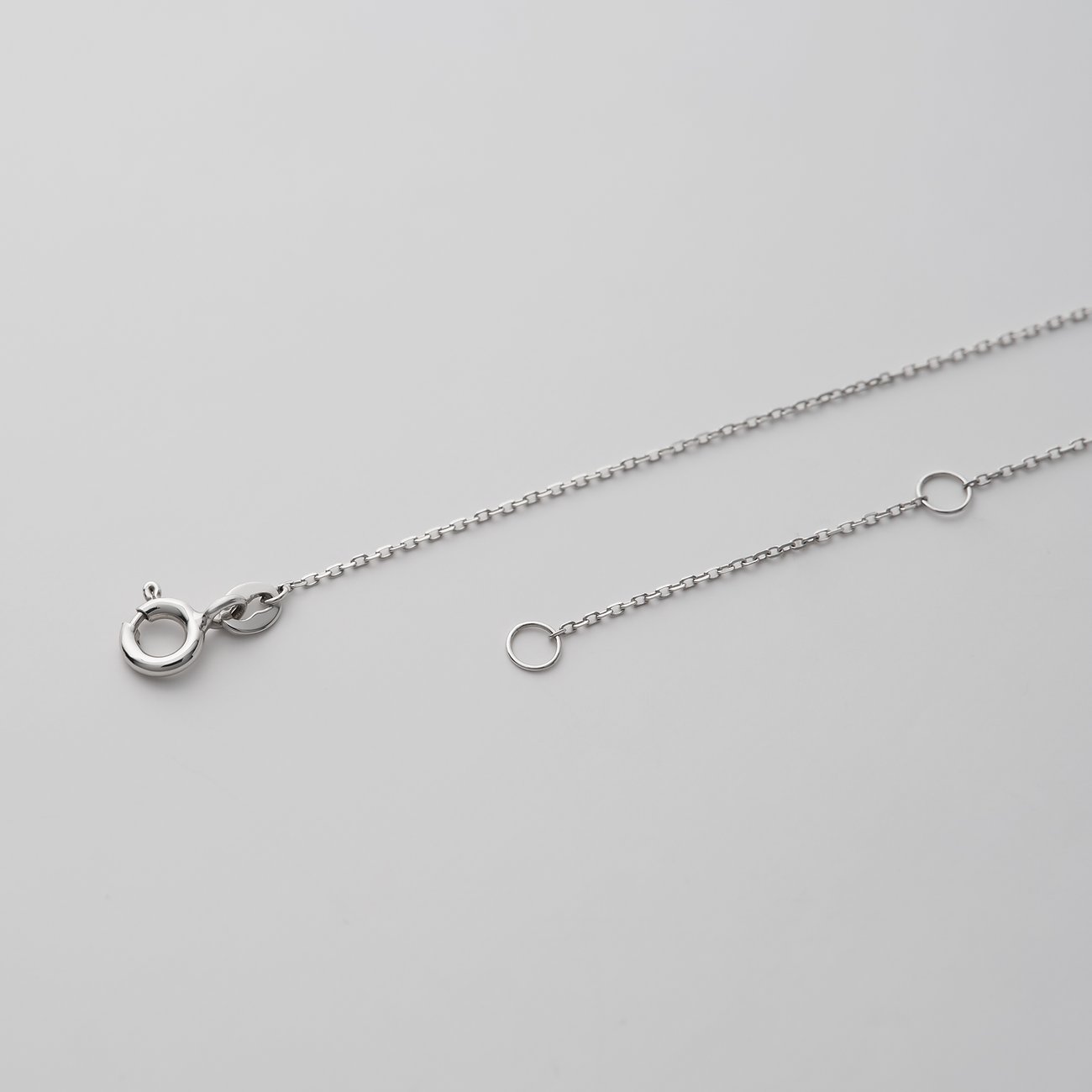 Närbild av låset på ett CHRIST 585 vitguldshalsband, skarpt i förgrunden.