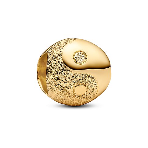 Pandora Anhängeschmuck aus goldfarbenem Metall in Yin-Yang-Form. Eine Seite ist glatt, die andere strukturiert.