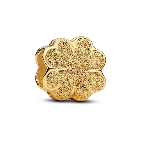 Ein Pandora Kleeblatt-Charm aus goldfarbenem Metall mit funkelnder Sandeffekt-Textur.