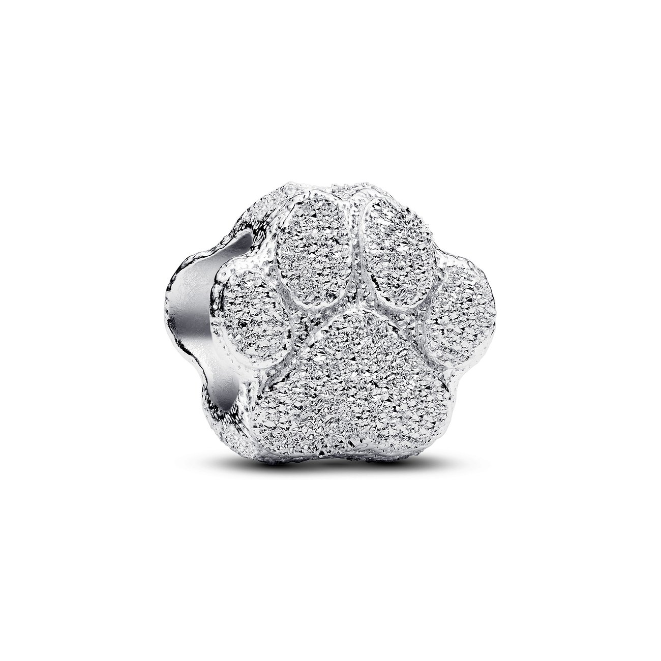 Ein funkelnder Pandora Anhängeschmuck aus 925er Silber in Form einer Pfote vor weißem Hintergrund.