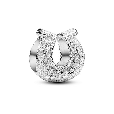 Pandora Hufeisen-Charm aus 925er Silber, oben offen, mit gehämmerter, strukturierter Oberfläche.