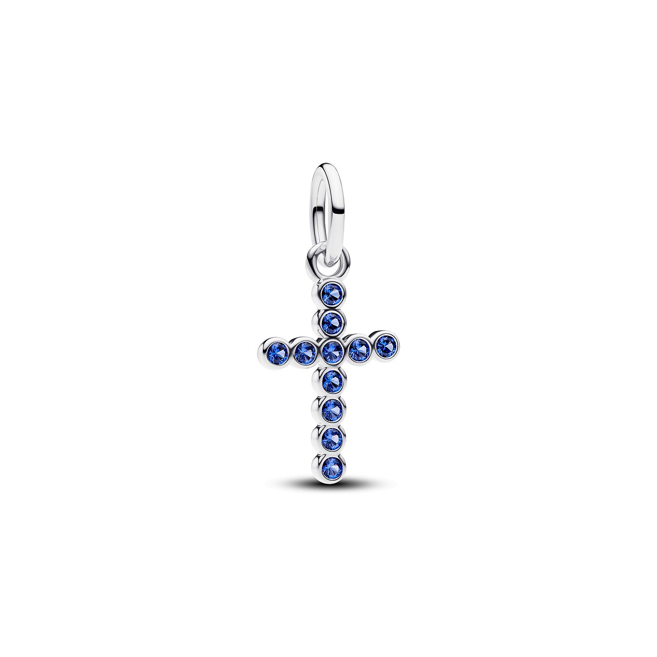 Pandora Anhängeschmuck aus 925er Silber in Kreuzform, detailliert mit funkelnden blauen Kristallen. Von vorne.