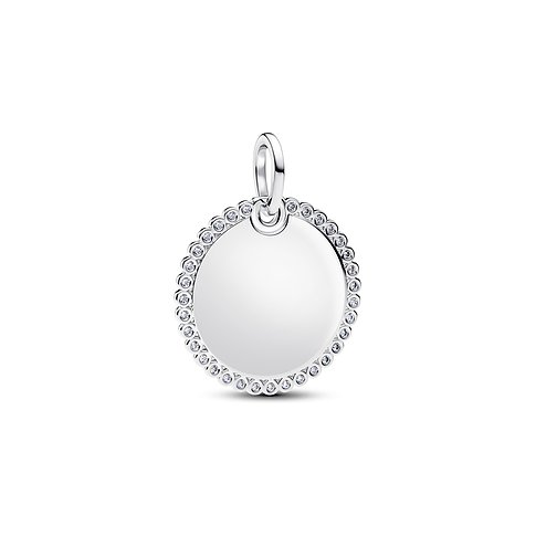 Pandora Anhängeschmuck aus 925er Silber, runder Medaillon-Charm mit Zirkonia-Verzierung am Rand, freigestellt.