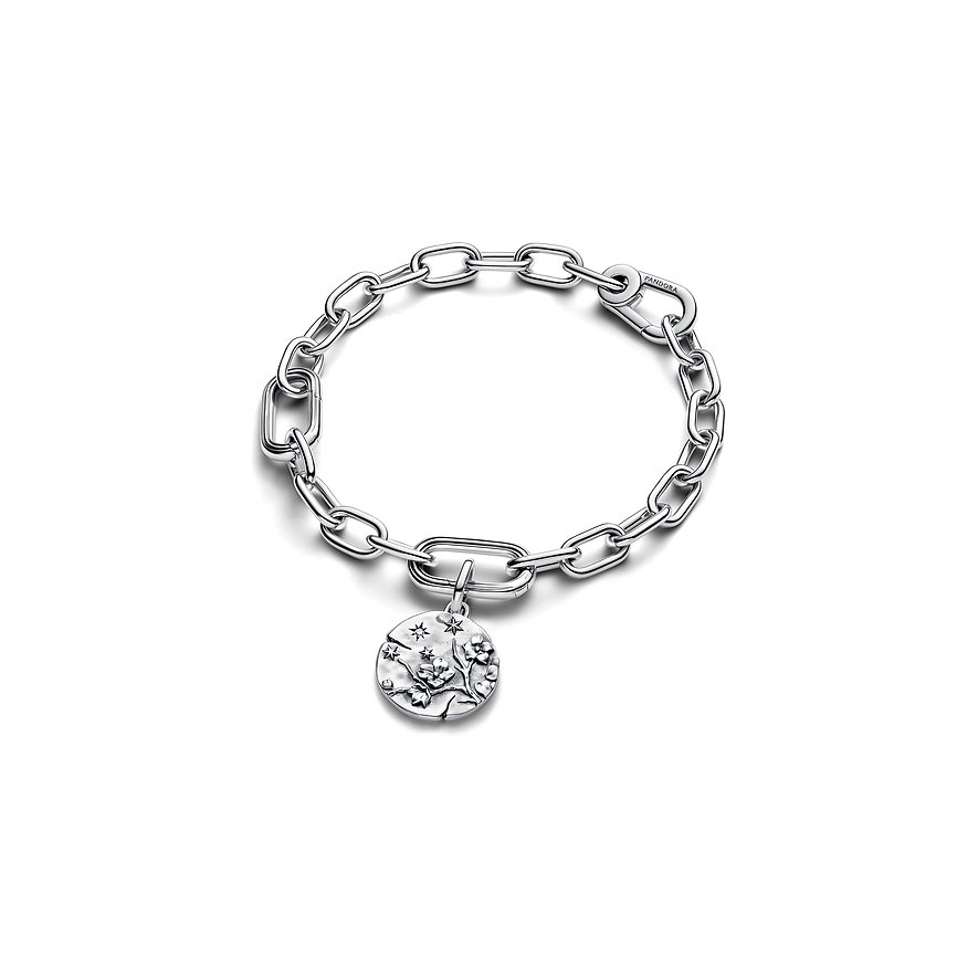 Ein Pandora Charm-Armband aus Silber mit groben Gliedern und einem runden Anhänger mit Blumen und Sternen.
