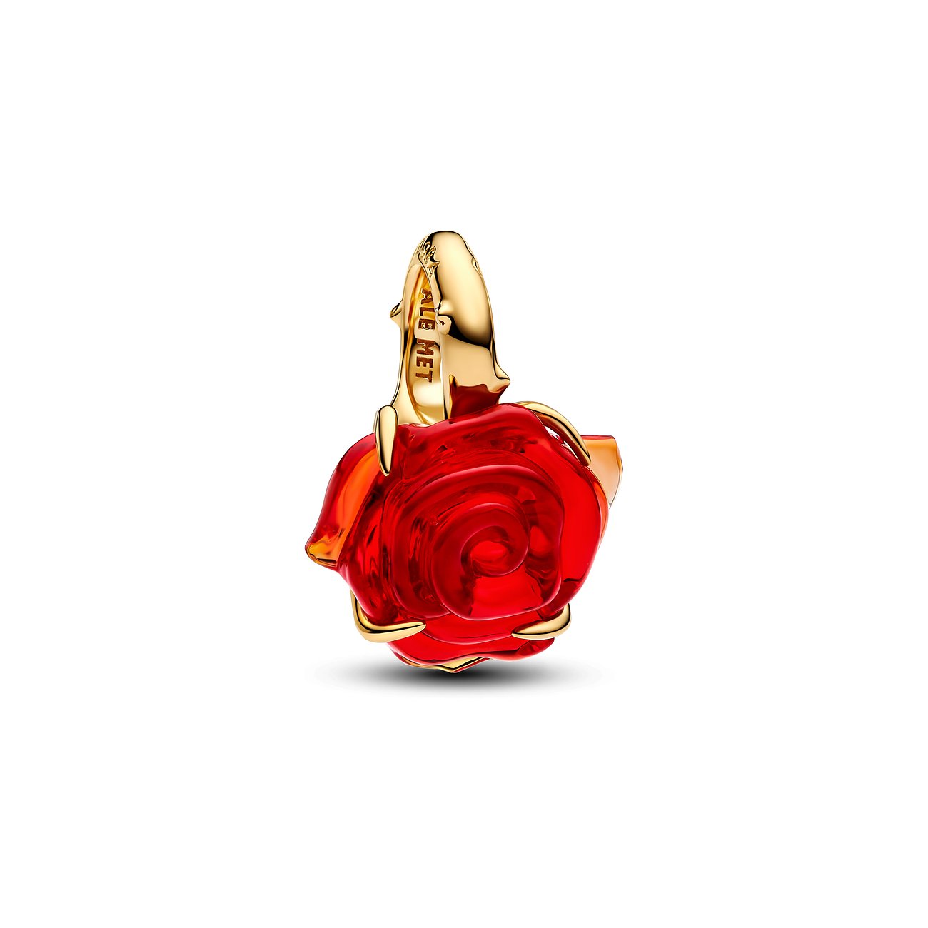 Pandora Anhängeschmuck aus Metall in Form einer roten Rose mit goldenen Details, die die Blütenblätter umfassen.
