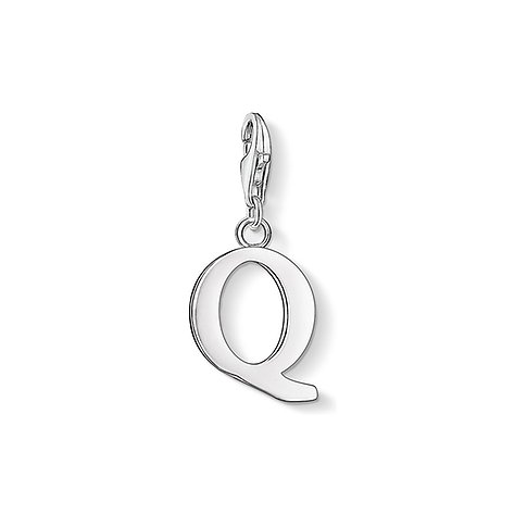 Thomas Sabo Anhängeschmuck aus 925er Silber in Form des Buchstabens Q, schimmernd auf weißem Hintergrund.