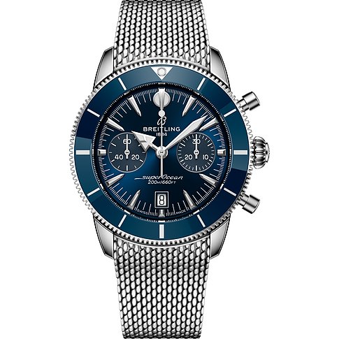 Breitling SuperOcean Herrenuhr aus Edelstahl mit blauem Zifferblatt und silberfarbenem Milanaise-Armband.