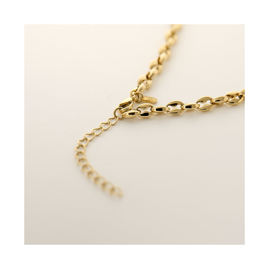 Detailaufnahme der FAVS Halskette aus goldfarbenem Edelstahl. Das verstellbare Ende der Kette liegt im Fokus.