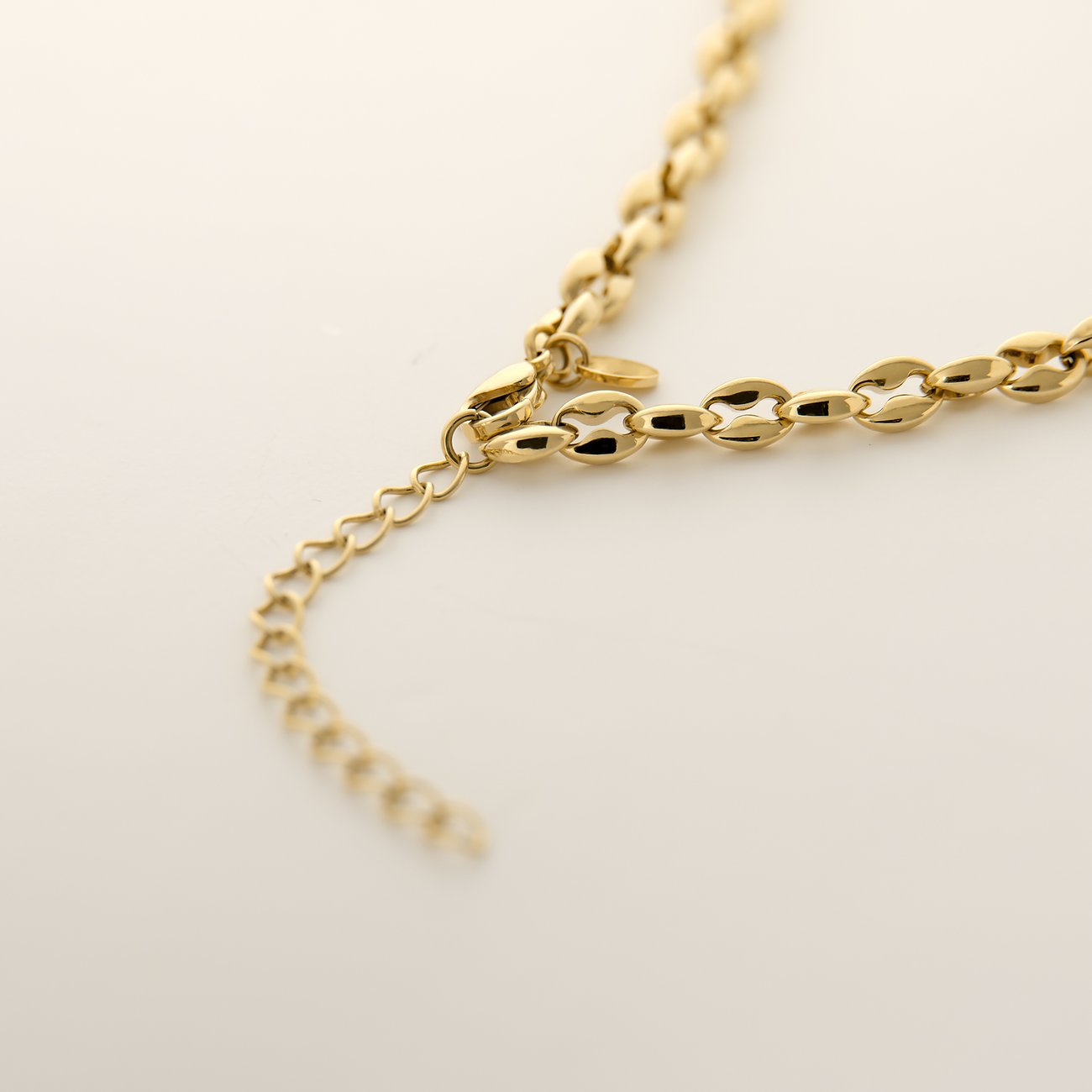 Detailaufnahme der FAVS Halskette aus goldfarbenem Edelstahl. Das verstellbare Ende der Kette liegt im Fokus.