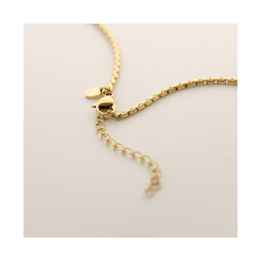 Detailansicht des Karabinerverschlusses und der Verlängerungskette einer goldfarbenen FAVS Halskette aus Edelstahl.