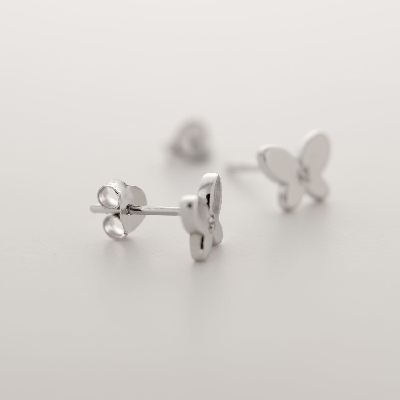FAVS Little Friends örhängen i 925 silver, fjärilsformade, prydda med gnistrande zirkoniafärgade stenar.