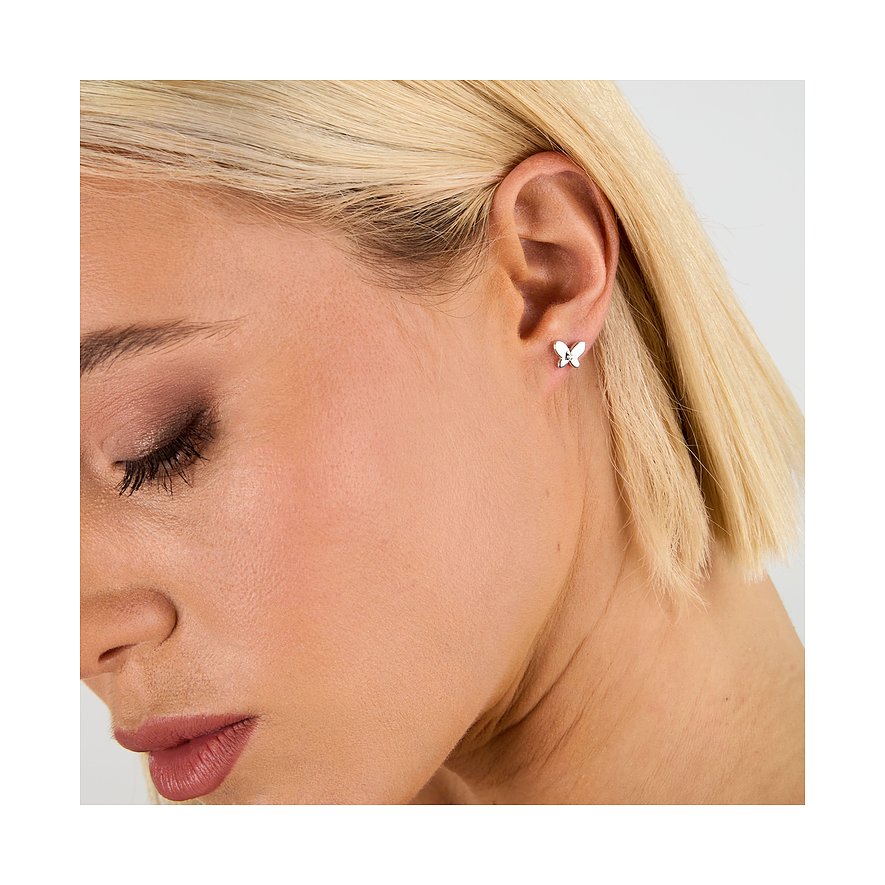 Kvinna med kort blont hår bär ett gnistrande FAVS 925 sterling silver fjärilsörhänge på höger öra.