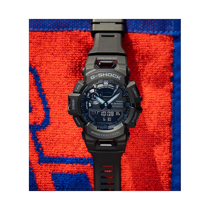 Casio Herrenuhr aus Resin, Modell G-Shock, mit dunklem Zifferblatt, silbernen Akzenten und Digitalanzeige.