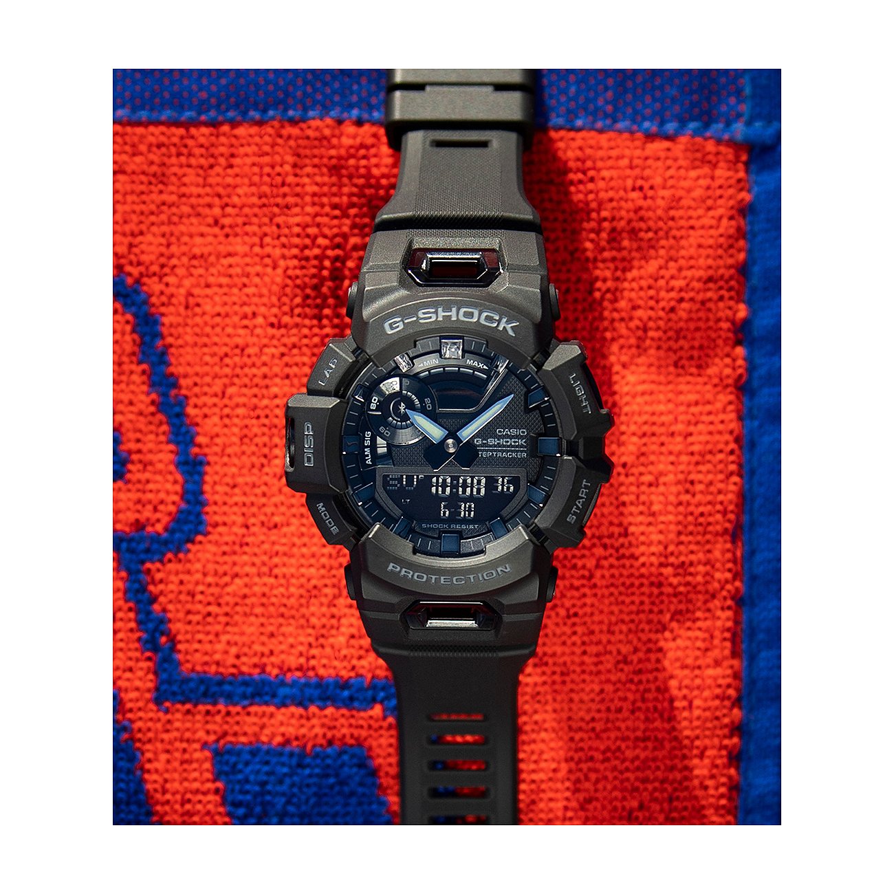 Casio Herrenuhr aus Resin, Modell G-Shock, mit dunklem Zifferblatt, silbernen Akzenten und Digitalanzeige.