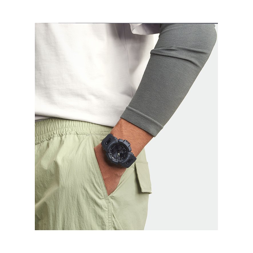 Nahaufnahme einer Casio Herrenuhr aus Resin am Handgelenk eines Mannes, der die Hand in der Hosentasche hat.