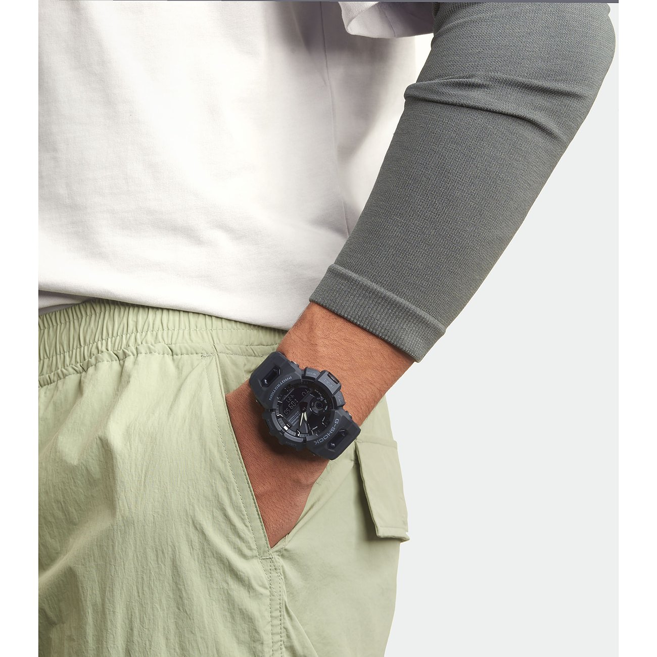 Nahaufnahme einer Casio Herrenuhr aus Resin am Handgelenk eines Mannes, der die Hand in der Hosentasche hat.