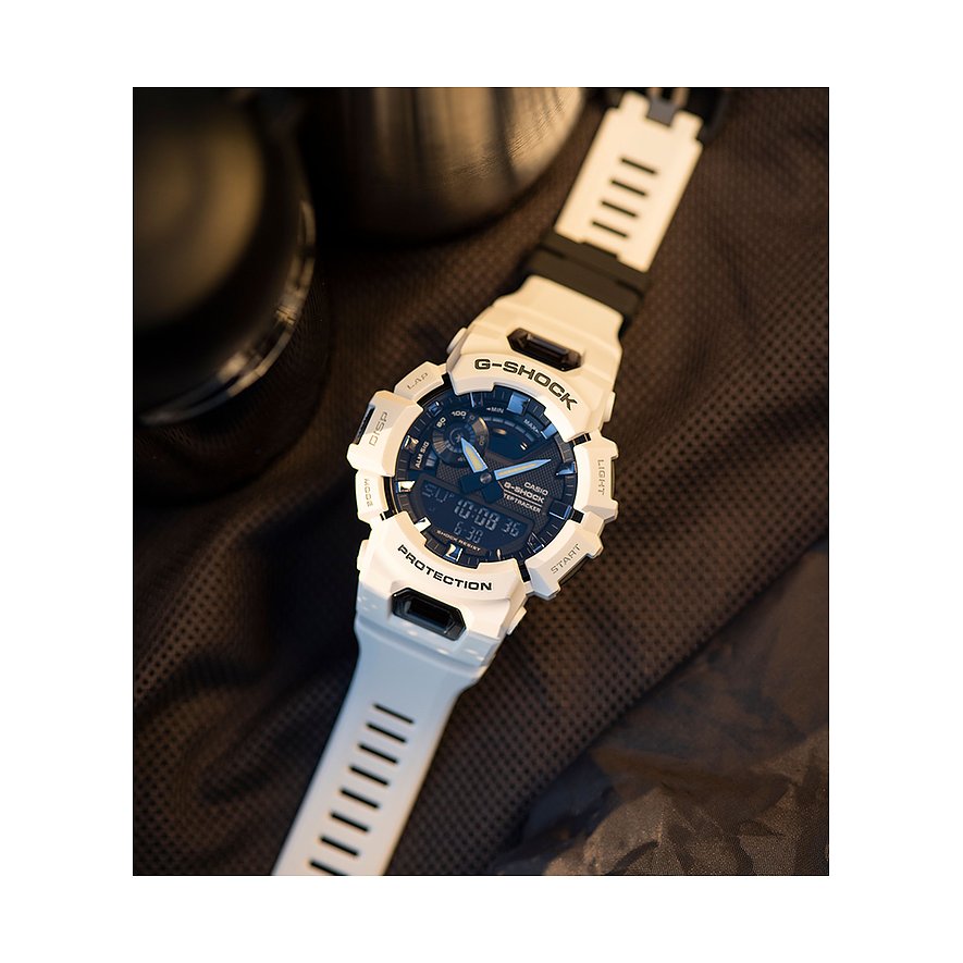 Casio Herrenuhr im Detail, Gehäuse und Resin-Armband sind weiß. Die Uhr liegt auf einem dunklen Textil.