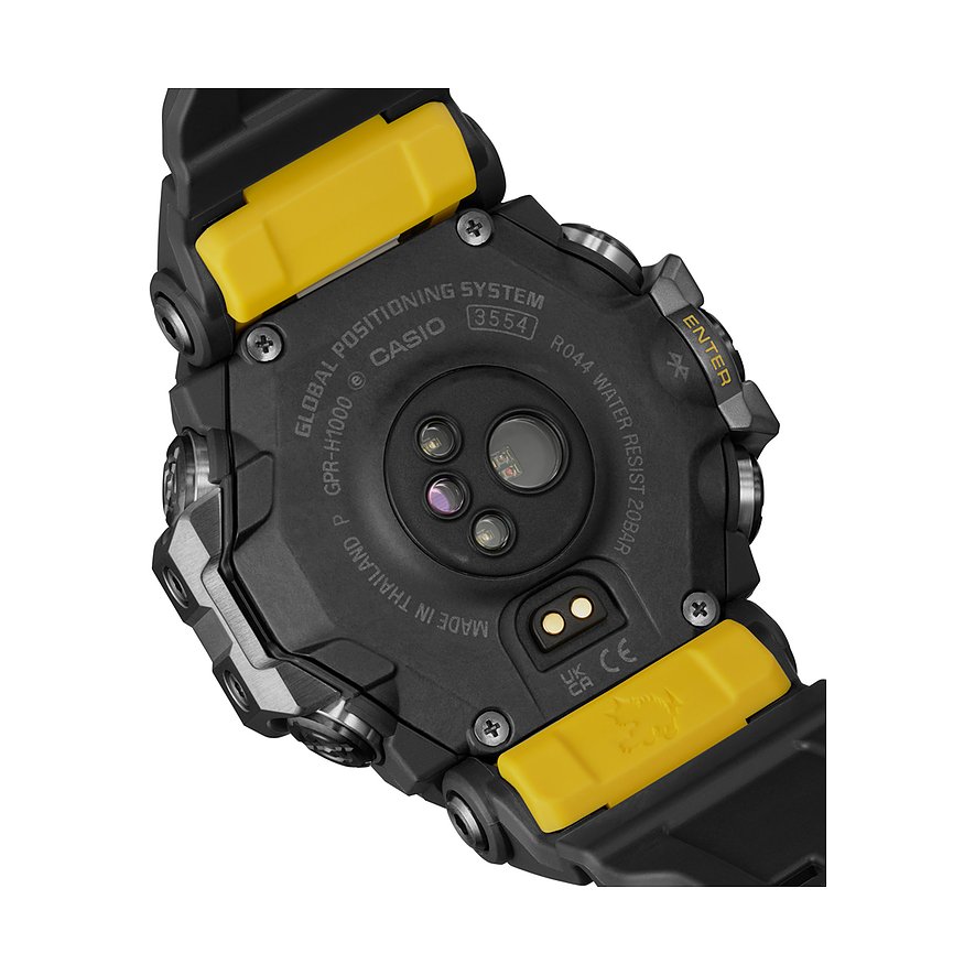 Rückseite einer schwarzen Casio Herrenuhr aus Resin mit Sensoren und gelben Akzenten, schräg von oben.