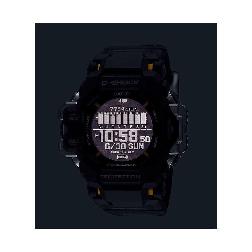 Nahaufnahme einer Casio Herrenuhr aus Resin, die ein digitales Zifferblatt mit Schritten, Datum und Uhrzeit anzeigt.