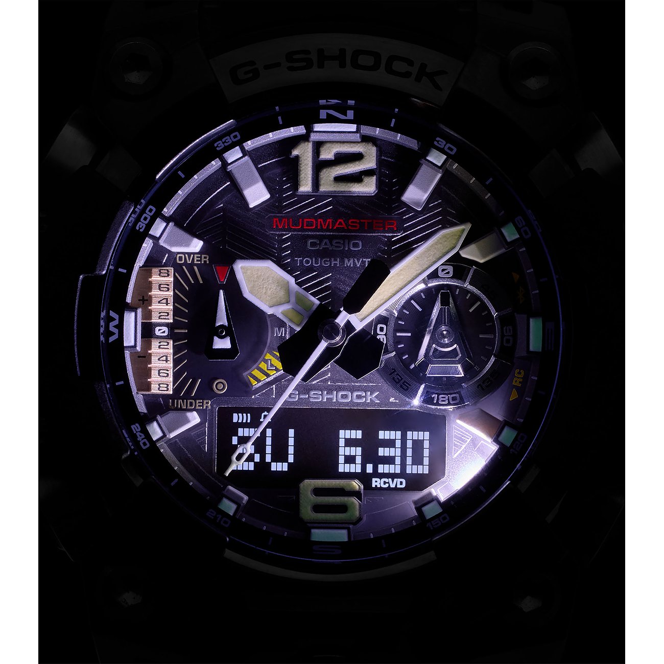 Nahaufnahme des beleuchteten Zifferblatts einer G-Shock Mudmaster Herrenuhr von Casio aus Resin.