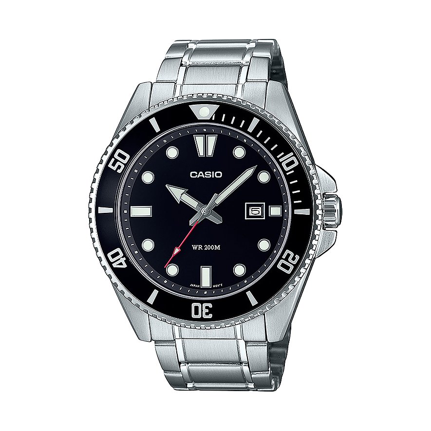 Die Casio Herrenuhr aus Edelstahl zeigt ein dunkles Zifferblatt mit Datumsanzeige und ein silbernes Edelstahlarmband.