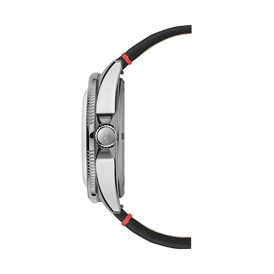 Seitenansicht einer Mido Herrenuhr aus Edelstahl mit glänzendem Gehäuse und schwarzem Armband mit roten Nähten.