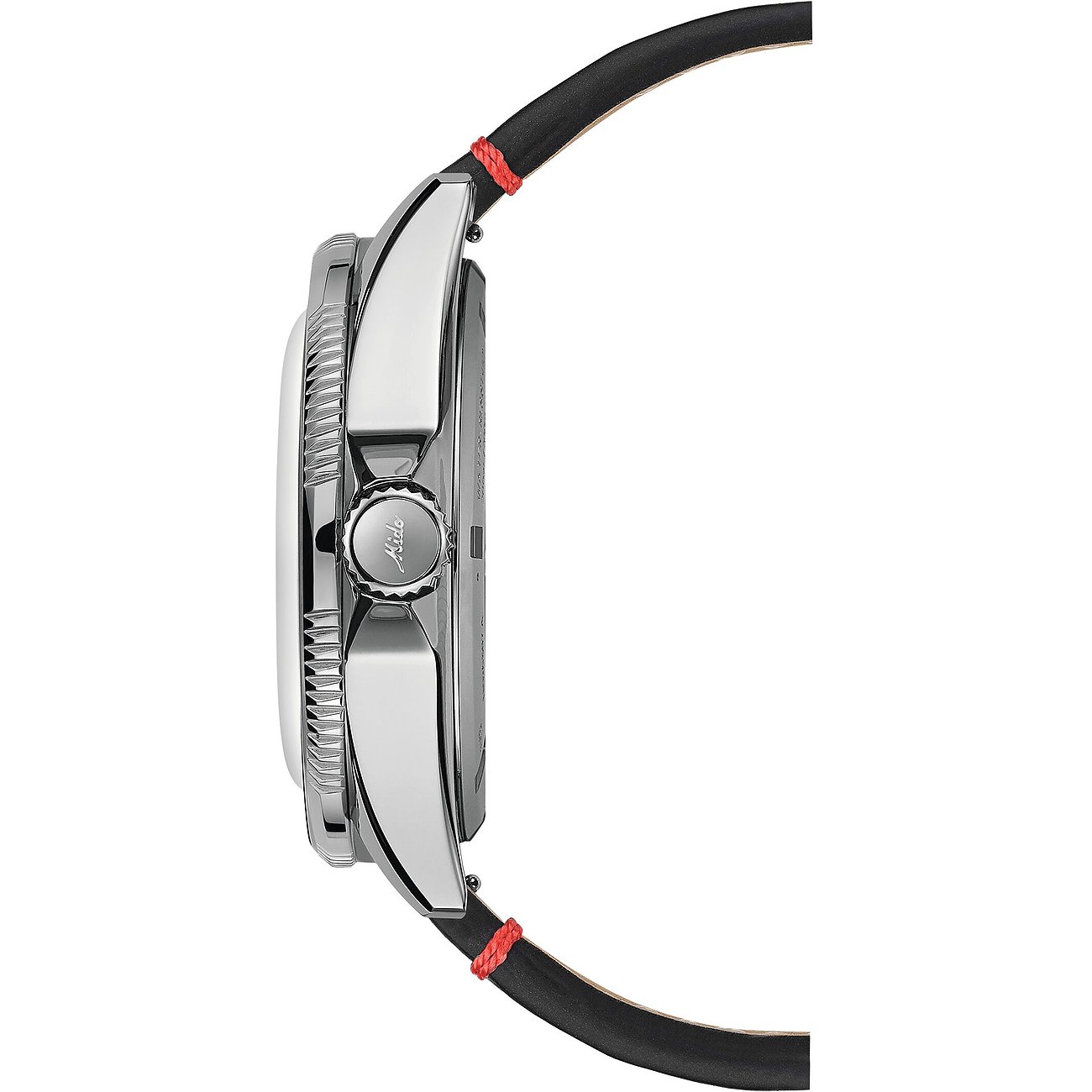 Seitenansicht einer Mido Herrenuhr aus Edelstahl mit glänzendem Gehäuse und schwarzem Armband mit roten Nähten.