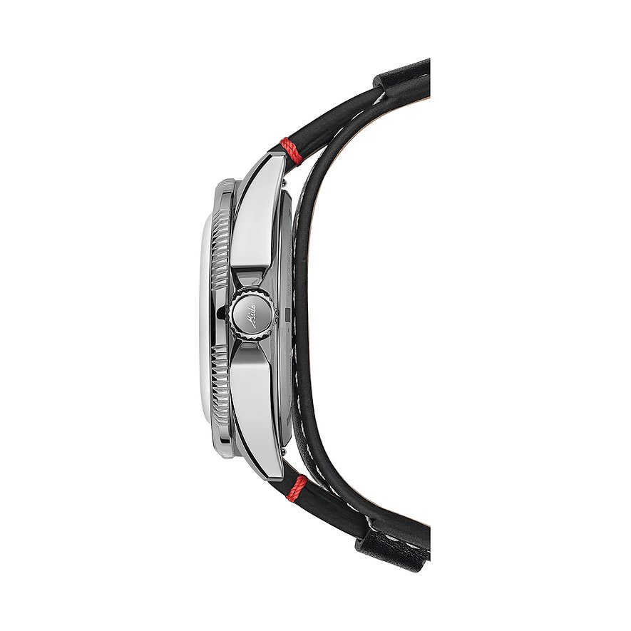 Seitenansicht der Mido Herrenuhr aus Edelstahl, mit strukturiertem Gehäuse und einem schwarzen Lederarmband.