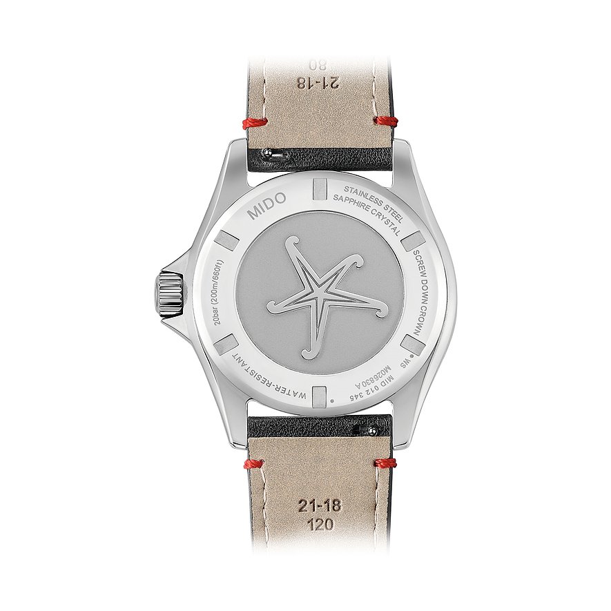 Die Rückseite einer Mido Herrenuhr aus silberfarbenem Edelstahl mit eingraviertem Seestern-Motiv.