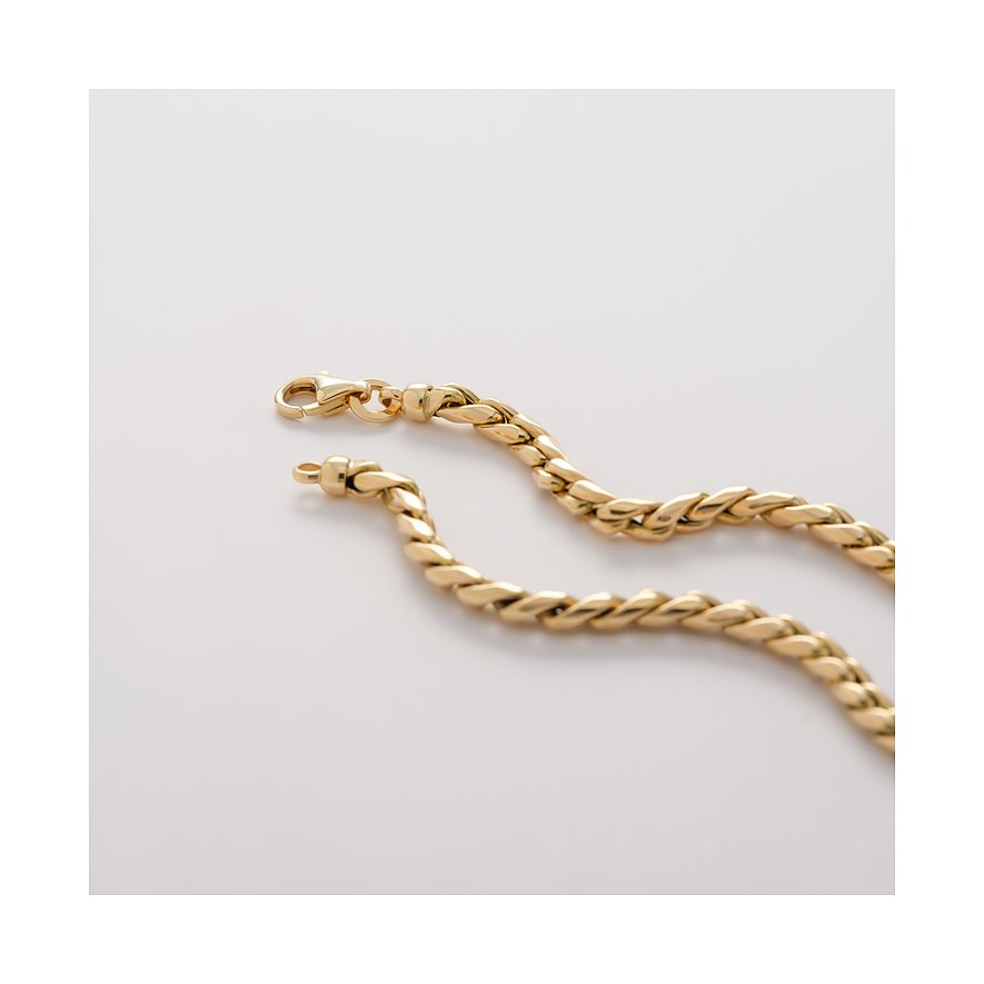 Nahaufnahme einer CHRIST Halskette aus 585 Gelbgold mit Karabinerverschluss, schräg von oben.