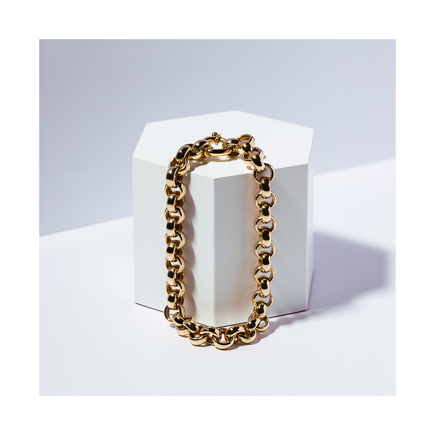 CHRIST armband van gepolijst 585 geelgoud, liggend rond een witte kubus, toont de grove schakelketting.