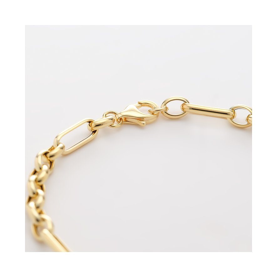 Nahaufnahme des Verschlusses eines CHRIST Armbands aus 585 Gelbgold mit gemischten Kettengliedern und Karabinerhaken.