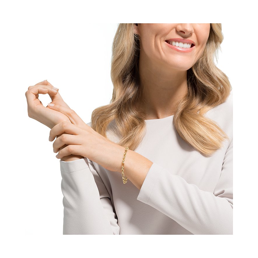 Nahaufnahme eines lächelnden Models, das ein CHRIST Gelbgold 585 Armband trägt, die rechte Hand bedeckt die linke.