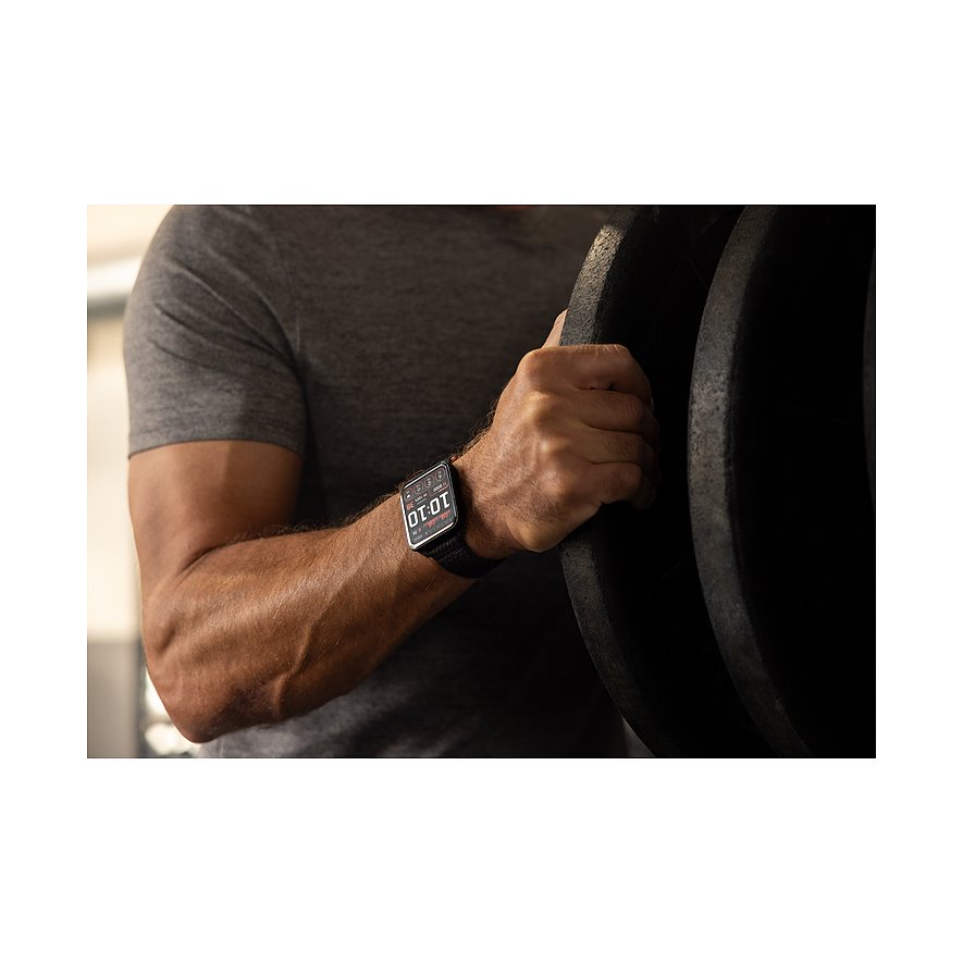 Ein Mann mit der Garmin Smartwatch aus Kunststoff und Metall am Handgelenk, während er Gewichte stemmt.