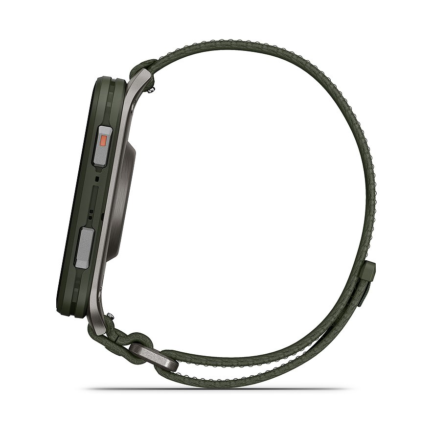 Seitenansicht der Garmin Smartwatch aus Kunststoff und Metall mit dunkelgrünem Armband.