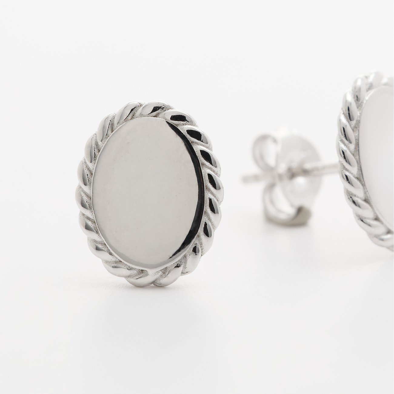 Boucles d'oreilles FAVS, argent 925, disques ronds sertis dans un bord en argent torsadé.
