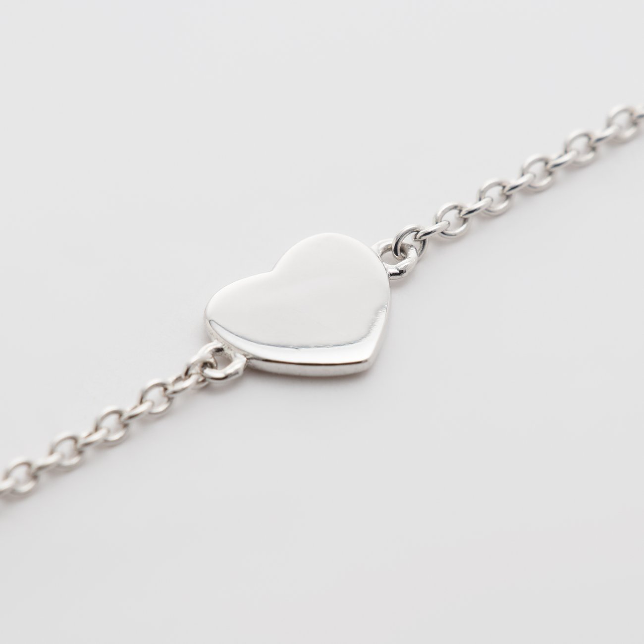 Bracciale FAVS: Dettaglio lucido a cuore in argento 925 su una filigrana catena d'argento.