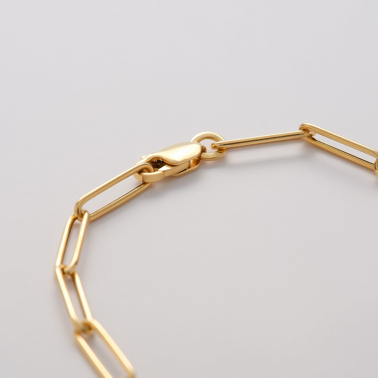 Nahaufnahme des Verschlusses eines CHRIST Armschmucks aus 375er Gelbgold mit länglichen Gliedern.