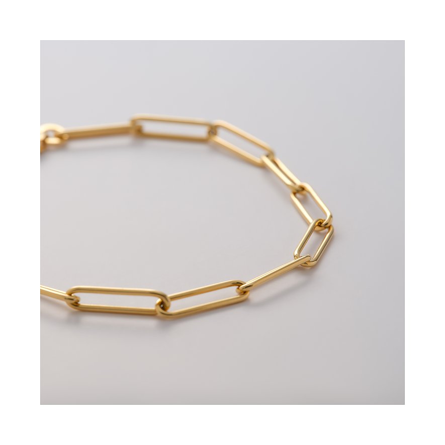 Ein Detailfoto des CHRIST Armschmucks aus 375er Gelbgold, der aus einer langen Kette von abgerundeten Gliedern besteht.