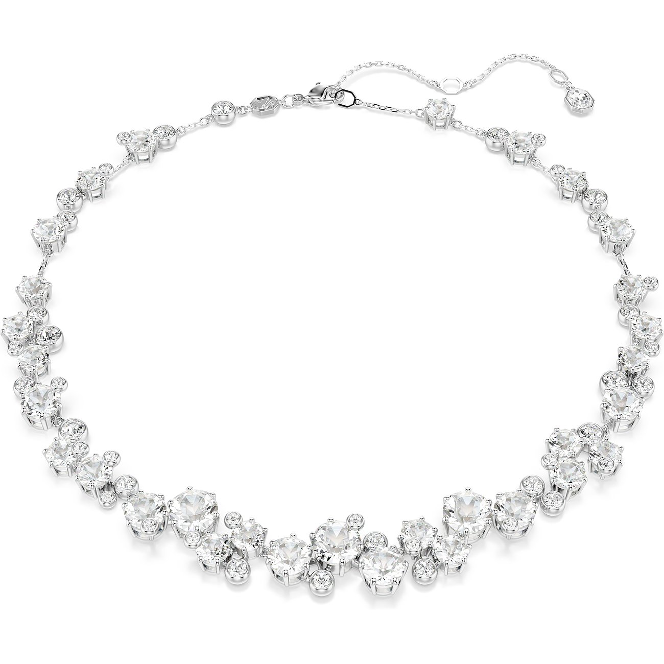 Swarovski metalen halsketting met glinsterende heldere kristallen, gerangschikt in bloemvorm.
