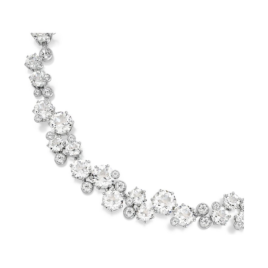Een Swarovski halsketting van metaal met vele fonkelende, heldere Swarovski-kristallen in diverse maten.