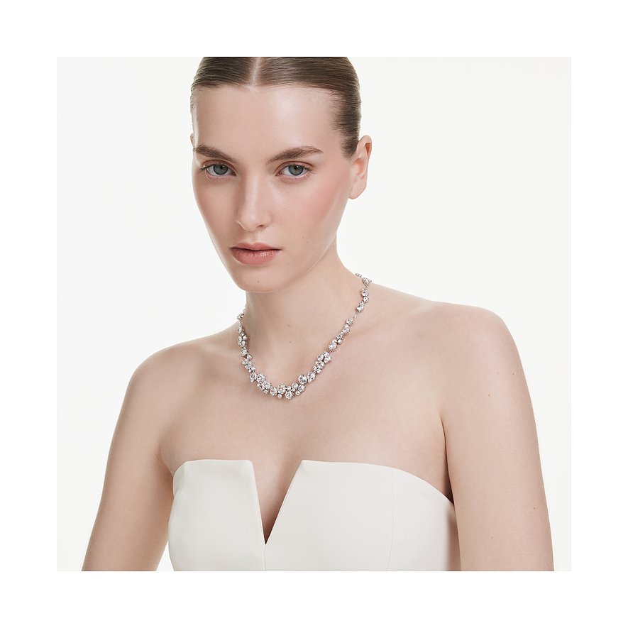 Close-up van een vrouw die een metalen Swarovski ketting draagt met sprankelende Swarovski kristallen.