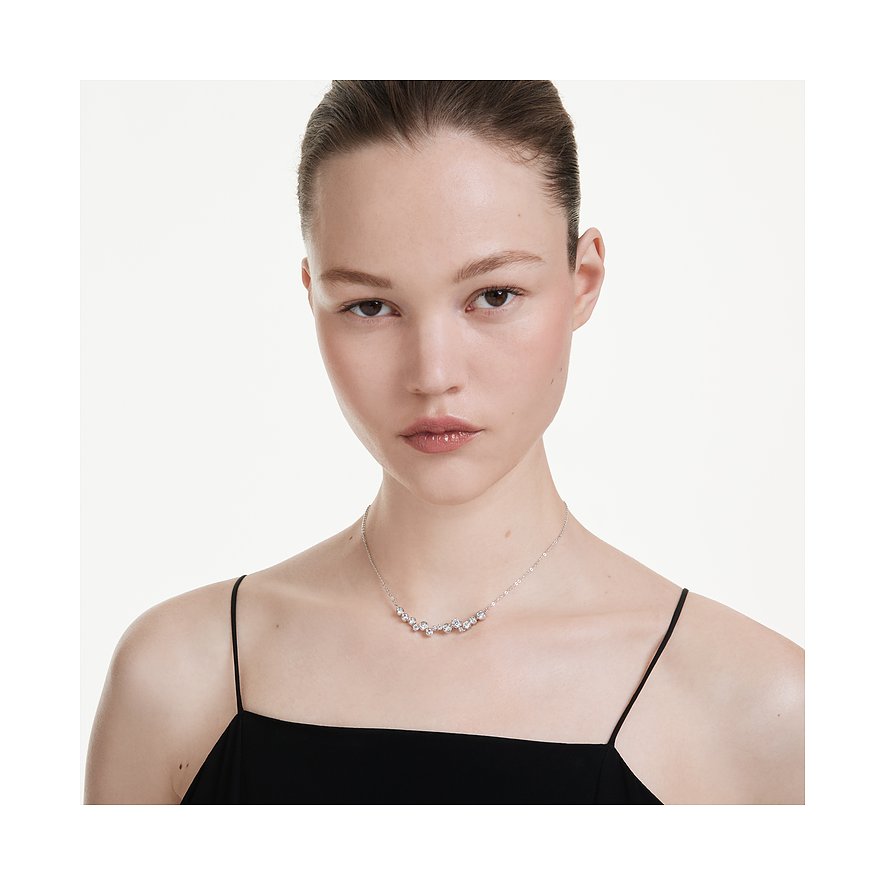 Ein Model trägt eine silberfarbene Swarovski Halskette aus Metall mit mehreren glänzenden Swarovski Kristallen.